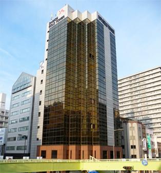 オフィス街に位置する13階建ての高層ビルになります。